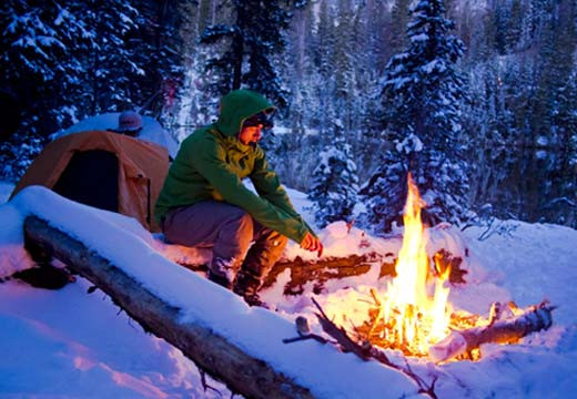 Cómo mantenerse caliente y no pasar frío de acampada en invierno